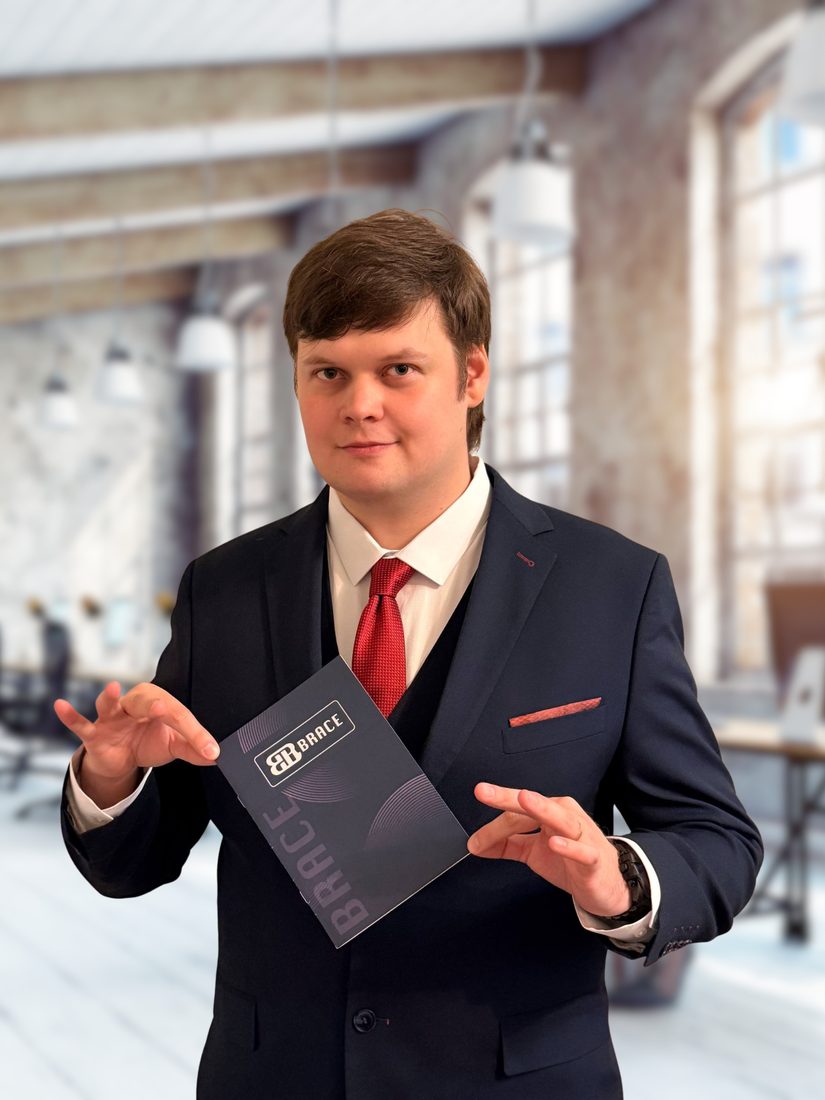 Виктор Булгаков с брендбуком Brace
